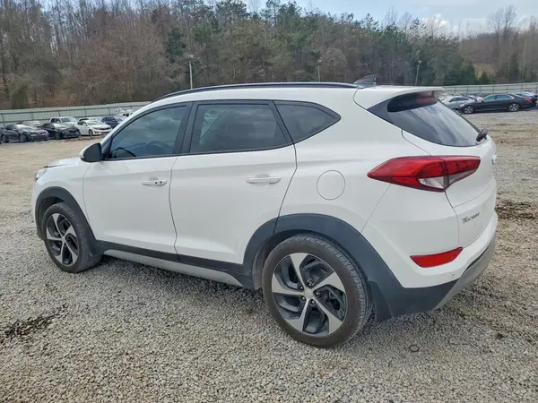 KM8J3CA26JU676343 2018 HYUNDAI TUCSON - Image 2