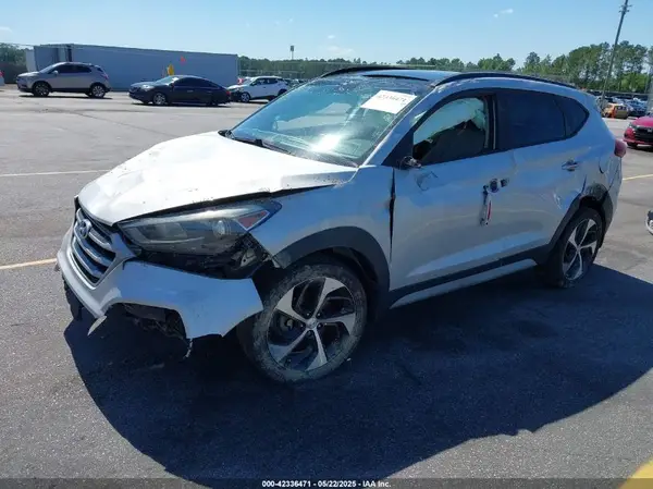 KM8J3CA26JU697306 2018 HYUNDAI TUCSON - Image 2