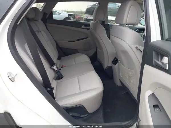 KM8J3CA26JU717926 2018 HYUNDAI TUCSON - Image 8