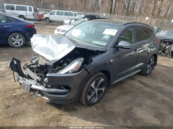 KM8J3CA26JU726383 2018 HYUNDAI TUCSON - Image 2
