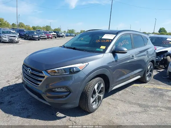 KM8J3CA26JU727646 2018 HYUNDAI TUCSON - Image 2