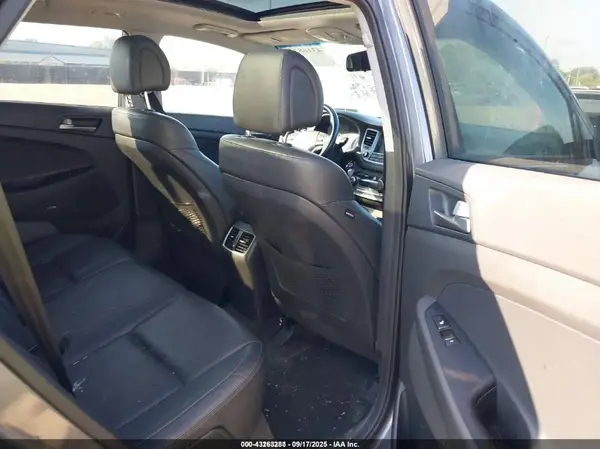 KM8J3CA26JU727646 2018 HYUNDAI TUCSON - Image 8