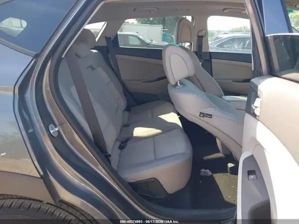 KM8J3CA26JU755723 2018 HYUNDAI TUCSON - Image 8