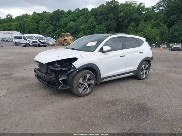 KM8J3CA26JU825379 2018 HYUNDAI TUCSON - Image 2