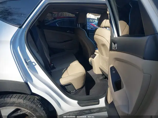 KM8J3CA26JU825379 2018 HYUNDAI TUCSON - Image 8