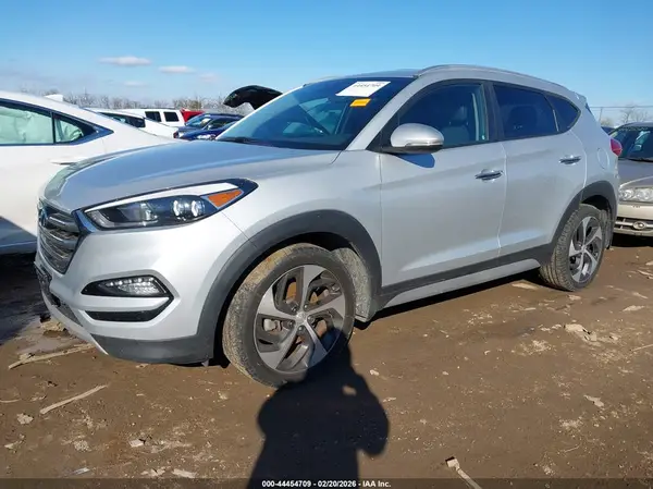 KM8J3CA26JU827861 2018 HYUNDAI TUCSON - Image 2
