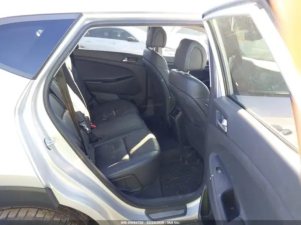 KM8J3CA26JU827861 2018 HYUNDAI TUCSON - Image 8