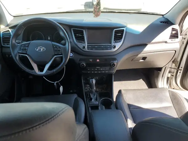 KM8J3CA26JU828153 2018 HYUNDAI TUCSON - Image 8