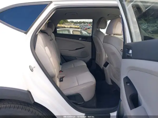 KM8J3CA27HU295613 2017 HYUNDAI TUCSON - Image 8
