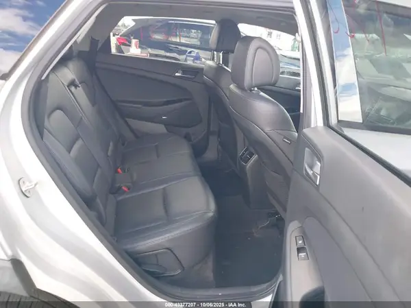 KM8J3CA27HU299595 2017 HYUNDAI TUCSON - Image 8