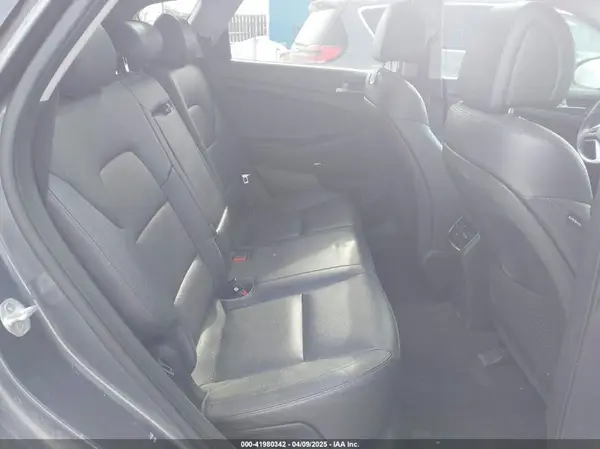 KM8J3CA27HU307808 2017 HYUNDAI TUCSON - Image 8