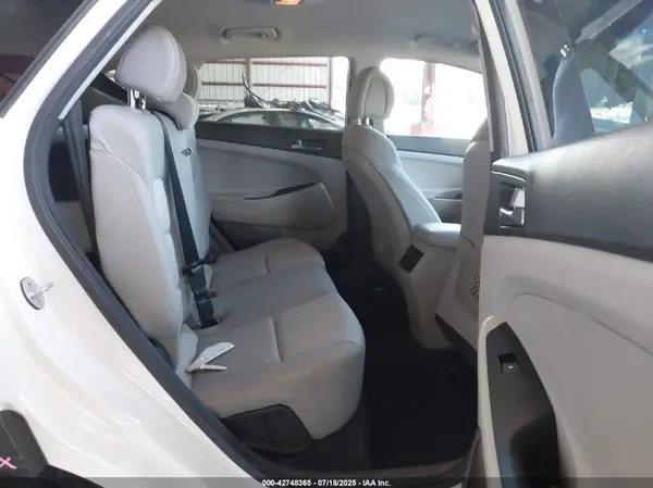 KM8J3CA27HU330313 2017 HYUNDAI TUCSON - Image 8