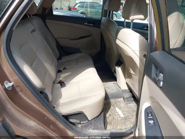 KM8J3CA27HU372383 2017 HYUNDAI TUCSON - Image 8