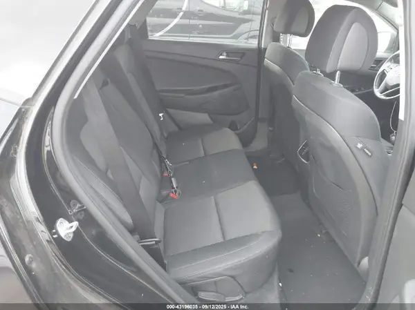 KM8J3CA27HU450435 2017 HYUNDAI TUCSON - Image 8