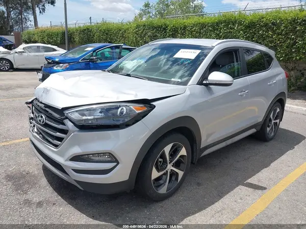 KM8J3CA27HU527613 2017 HYUNDAI TUCSON - Image 2