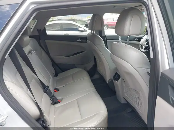 KM8J3CA27HU527613 2017 HYUNDAI TUCSON - Image 8