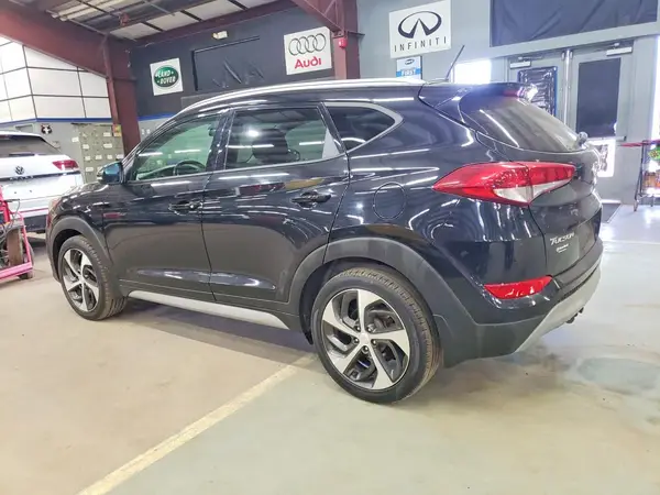 KM8J3CA27HU595698 2017 HYUNDAI TUCSON - Image 2
