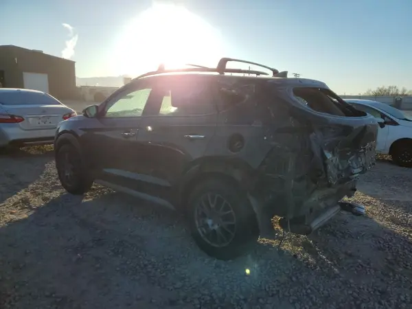 KM8J3CA27JU603806 2018 HYUNDAI TUCSON - Image 2
