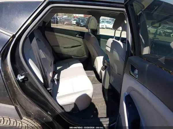 KM8J3CA27JU690140 2018 HYUNDAI TUCSON - Image 8