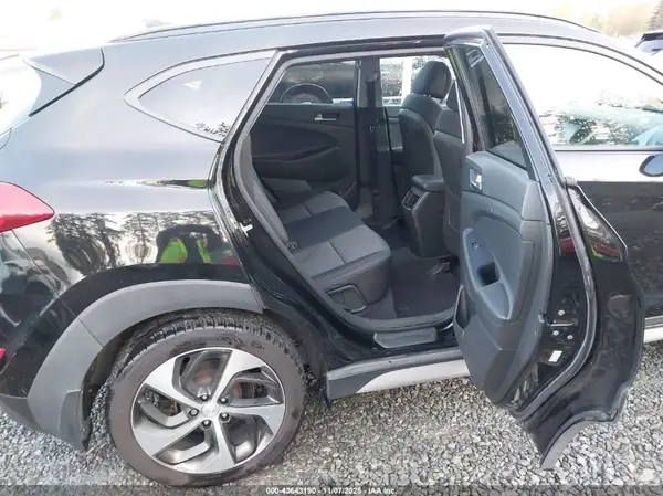 KM8J3CA27JU715988 2018 HYUNDAI TUCSON - Image 8