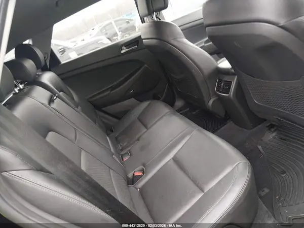 KM8J3CA27JU723783 2018 HYUNDAI TUCSON - Image 8