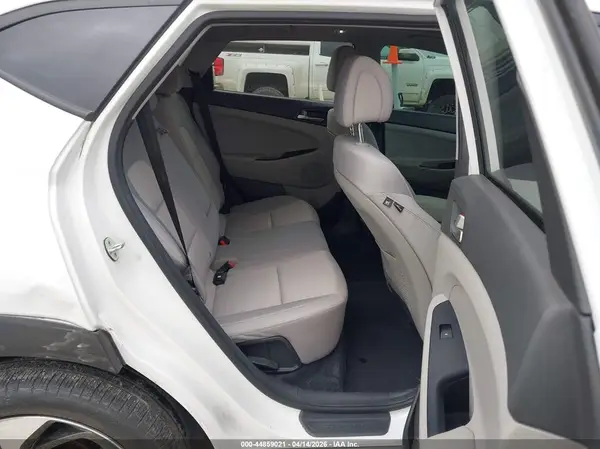KM8J3CA27JU755519 2018 HYUNDAI TUCSON - Image 8
