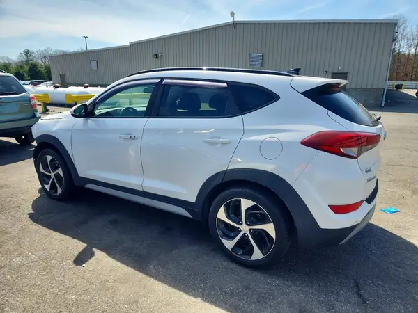 KM8J3CA27JU755665 2018 HYUNDAI TUCSON - Image 2