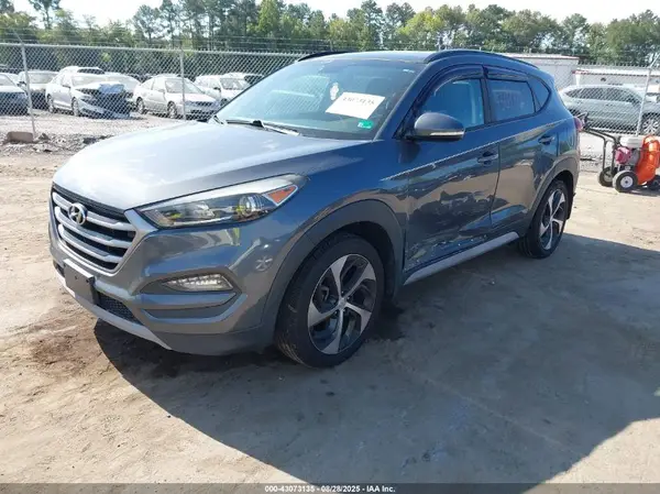 KM8J3CA27JU763104 2018 HYUNDAI TUCSON - Image 2