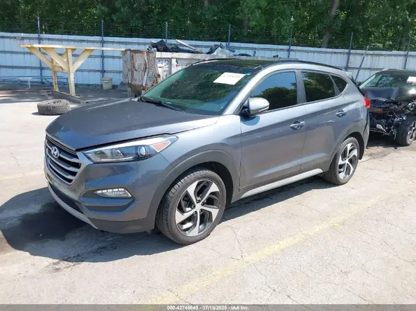 KM8J3CA27JU815282 2018 HYUNDAI TUCSON - Image 2