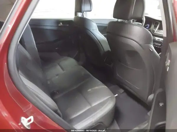 KM8J3CA27JU820675 2018 HYUNDAI TUCSON - Image 8