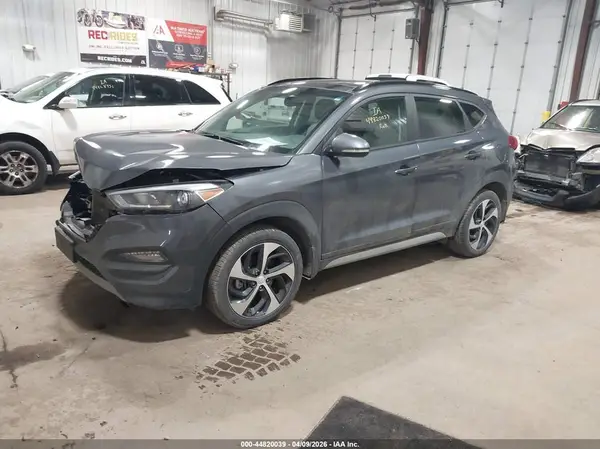 KM8J3CA27JU830235 2018 HYUNDAI TUCSON - Image 2