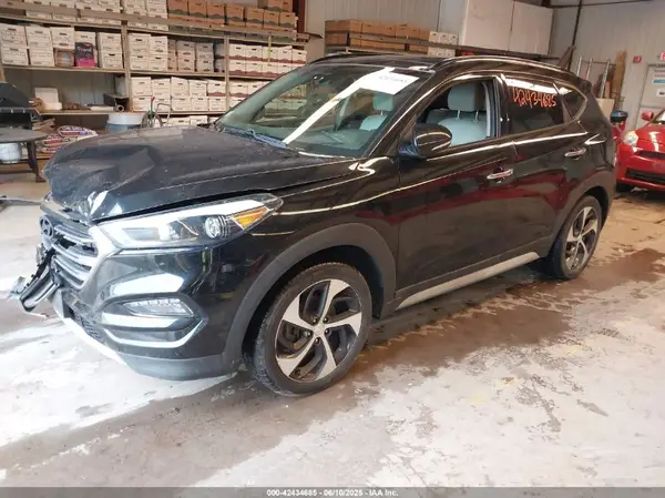 KM8J3CA27JU831594 2018 HYUNDAI TUCSON - Image 2