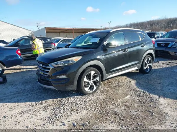 KM8J3CA28HU273068 2017 HYUNDAI TUCSON - Image 2