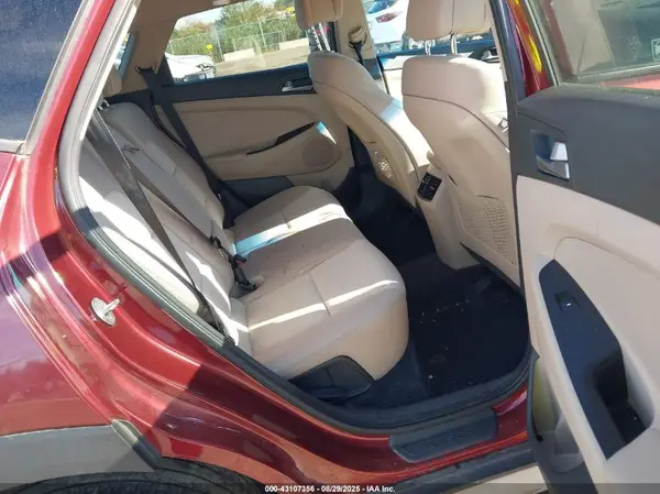 KM8J3CA28HU304061 2017 HYUNDAI TUCSON - Image 8