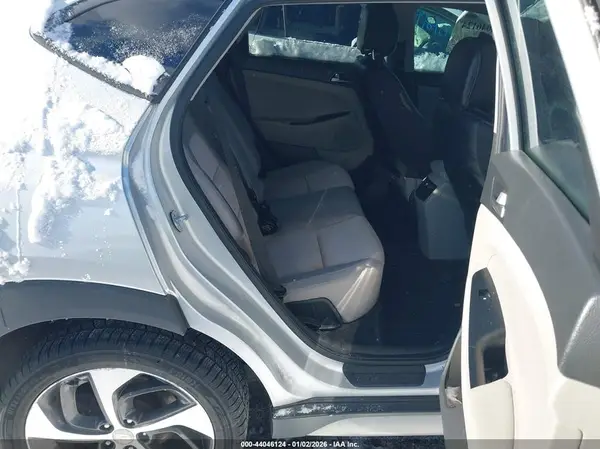 KM8J3CA28HU375390 2017 HYUNDAI TUCSON - Image 8