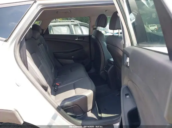 KM8J3CA28HU530875 2017 HYUNDAI TUCSON - Image 8