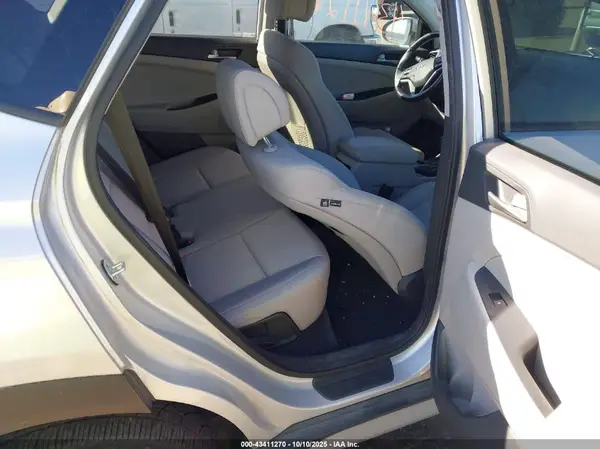 KM8J3CA28HU592616 2017 HYUNDAI TUCSON - Image 8