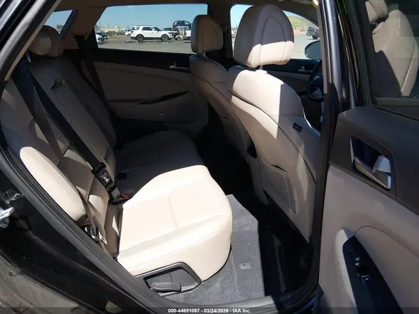 KM8J3CA28JU651007 2018 HYUNDAI TUCSON - Image 8