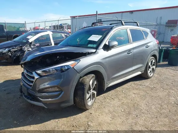 KM8J3CA28JU727535 2018 HYUNDAI TUCSON - Image 2