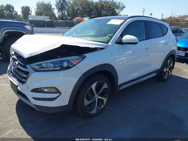 KM8J3CA28JU755304 2018 HYUNDAI TUCSON - Image 2