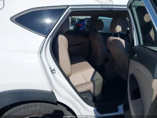 KM8J3CA28JU755304 2018 HYUNDAI TUCSON - Image 8