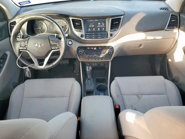 KM8J3CA28JU777156 2018 HYUNDAI TUCSON - Image 8