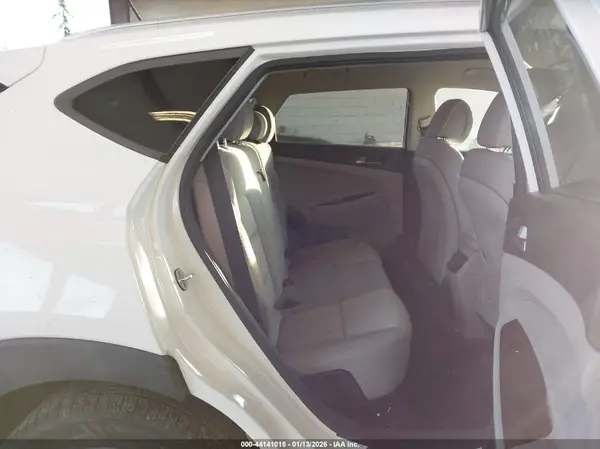 KM8J3CA29HU271880 2017 HYUNDAI TUCSON - Image 8