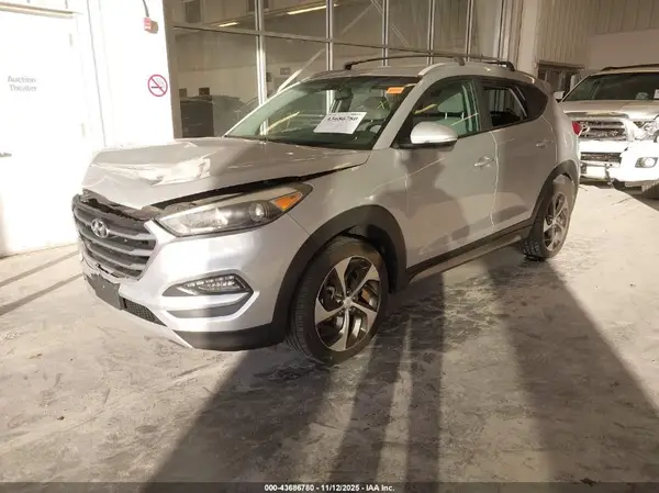 KM8J3CA29HU294687 2017 HYUNDAI TUCSON - Image 2