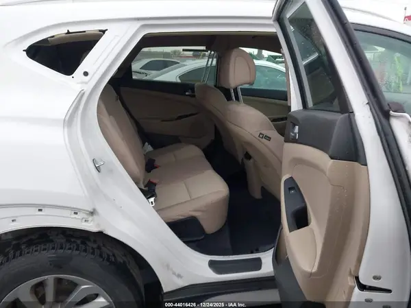 KM8J3CA29HU423883 2017 HYUNDAI TUCSON - Image 8