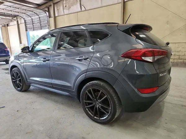 KM8J3CA29HU477913 2017 HYUNDAI TUCSON - Image 2