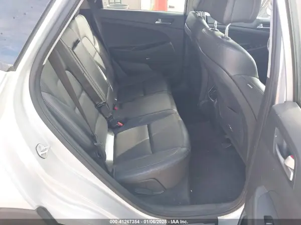 KM8J3CA29JU617822 2018 HYUNDAI TUCSON - Image 8