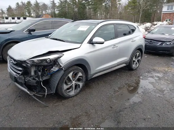 KM8J3CA29JU639822 2018 HYUNDAI TUCSON - Image 2