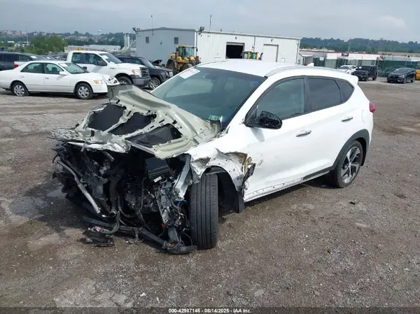KM8J3CA29JU675168 2018 HYUNDAI TUCSON - Image 2