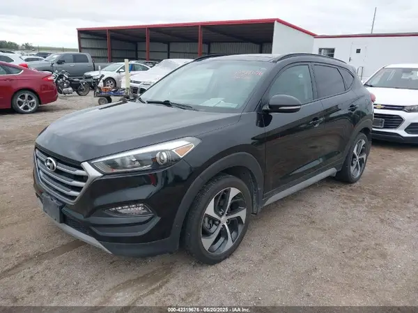 KM8J3CA29JU690852 2018 HYUNDAI TUCSON - Image 2